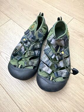 KEEN Kids' Green Camo Closed-Toe Sandals h2 Newport size 2 youth